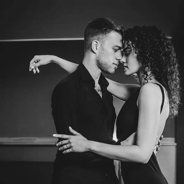 Černobílá fotografie Daniela a Anny z Instagramu Enamour Dance Academy